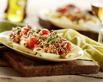 Penne rigate met gehakt, broccoli en ricotta