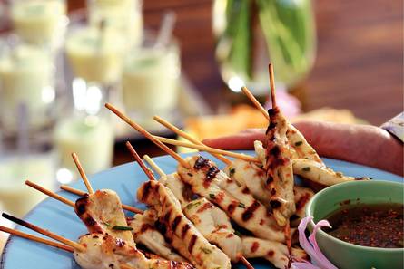 Gegrilde kipspiesjes met kappertjes-limoendip