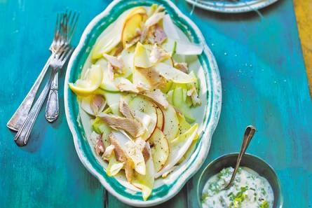 Salade met gerookte forel en appel